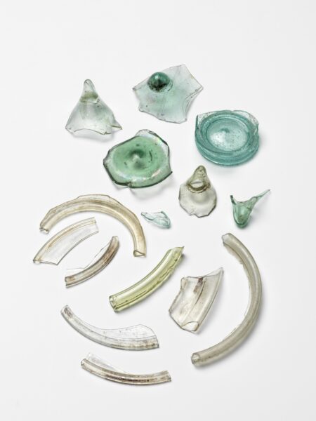 O steklenih in drugih najdbah iz srednjeveškega Gutenwerda / predavanje